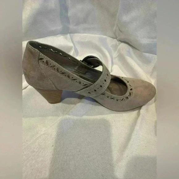 Michael Shannon Tan Heels with Elegant Design - Picture 6 of 16